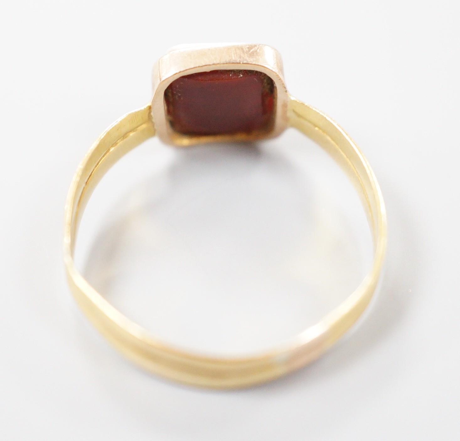 A Victorian 18ct gold twin shank and sardonyx set signet ring, size P/Q, gross weight 2.1 grams.